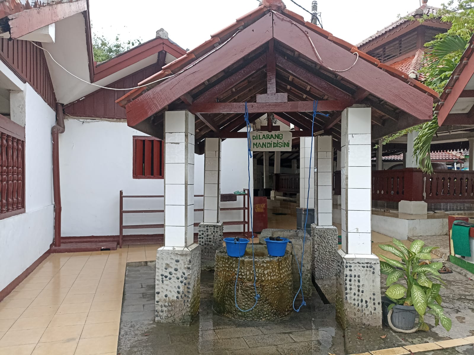 Sumur tua yang usianya ratusan tahun terdapat di sebelah kiri masjid
